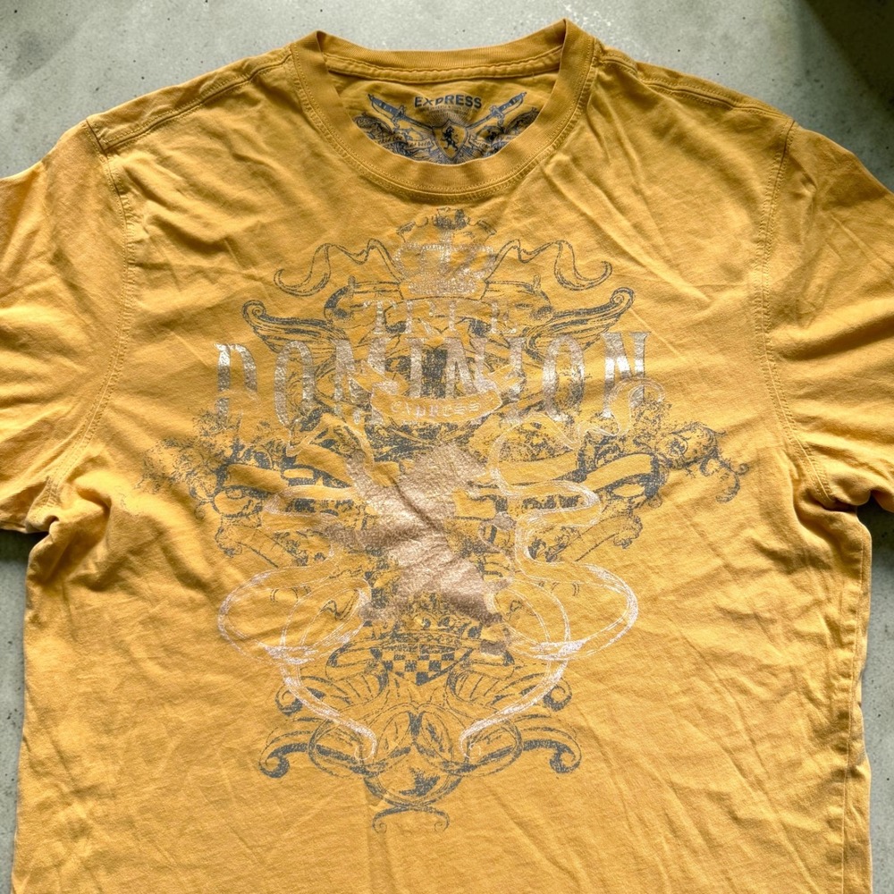 Express Mens Dominion Graphic T-Shirt Mustard Yellow Crest Lion Small S Y2K